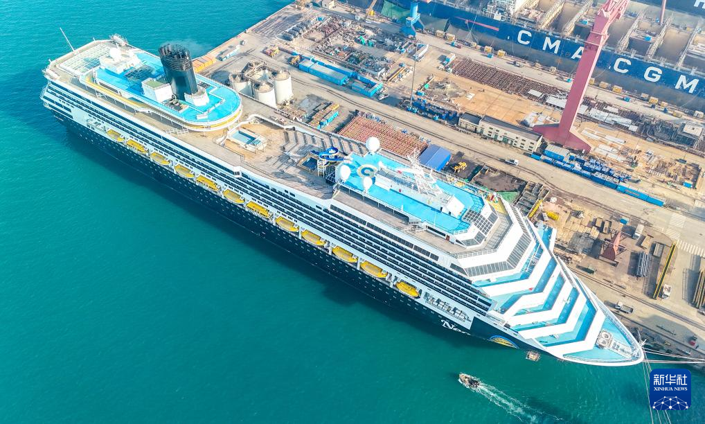 10萬噸級以上郵輪“理想”號在青島維修