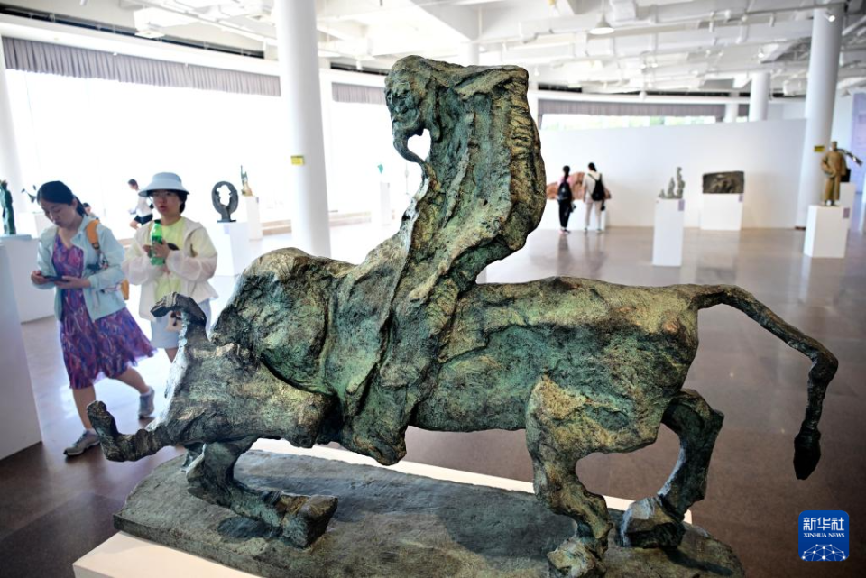 “合光共塑”——上合組織國家雕塑展在青島舉行_fororder_E2