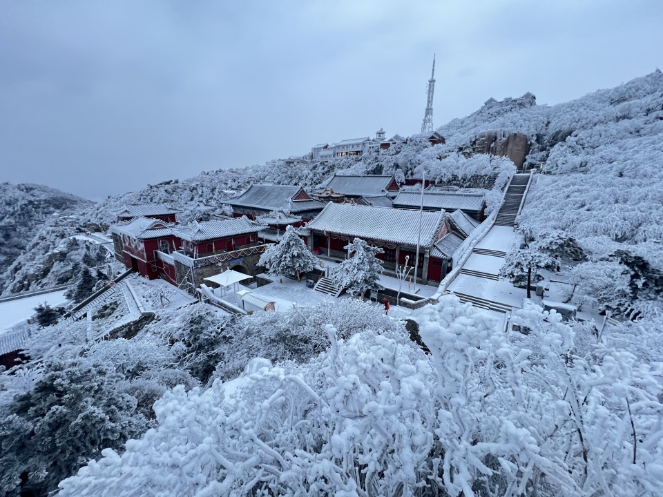 山東泰安：雪後泰山披銀裝 鏟冰除雪保暢通