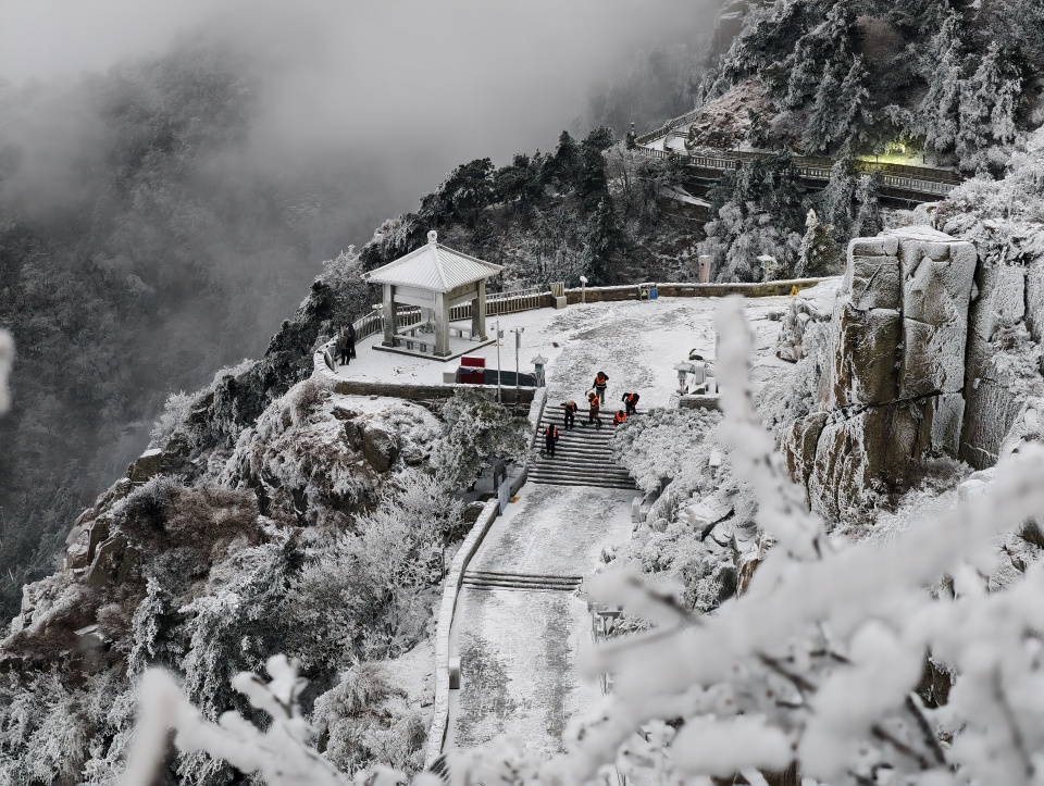 山東泰安：雪後泰山披銀裝 鏟冰除雪保暢通
