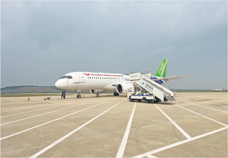 國産大飛機C919首次飛抵日照
