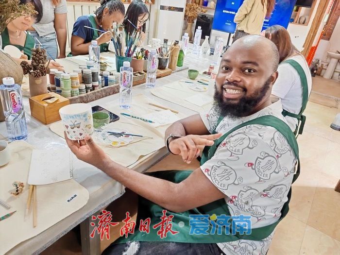 走讀山東·感知濟南 | 指尖上的陶藝之旅：留學生感知從拉坯到釉彩的跨文化對話