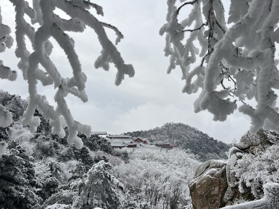 山東泰安：雪後泰山披銀裝 鏟冰除雪保暢通