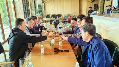 【Hi,Shandong】“Hi,Shandong—機遇中國 青島優品”海外媒體青島行活動走進九頂莊園，品味葡萄美酒