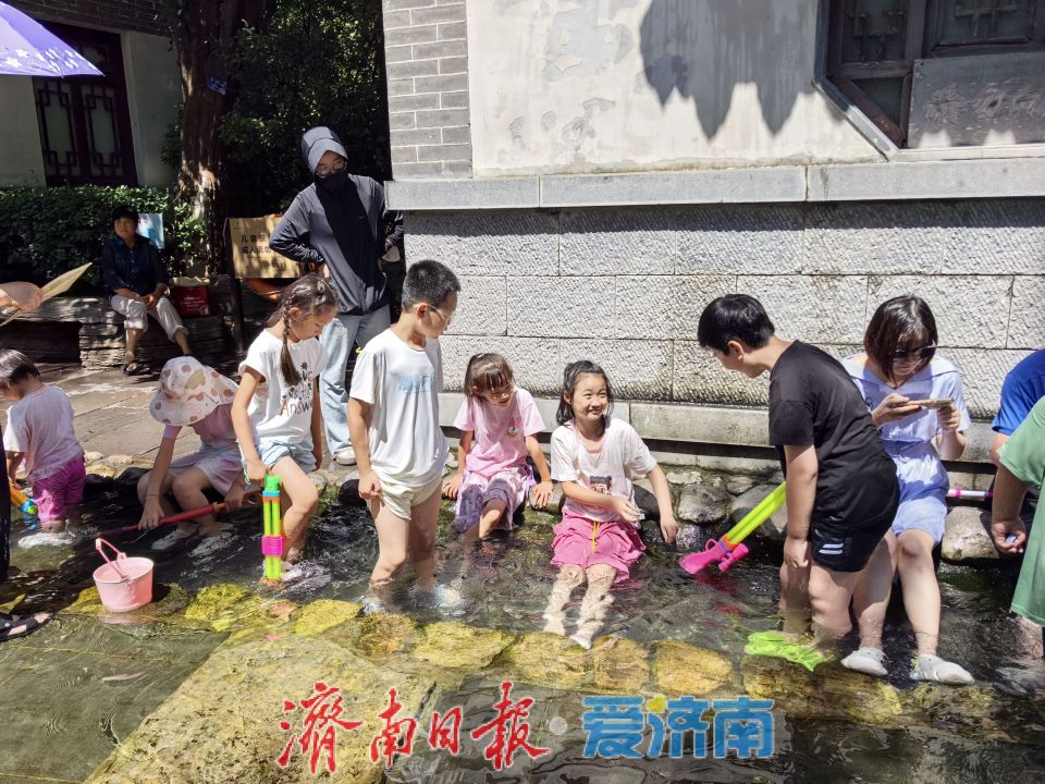 趵突泉暑期變身“清涼樂園” 親子戲水享泉城夏日
