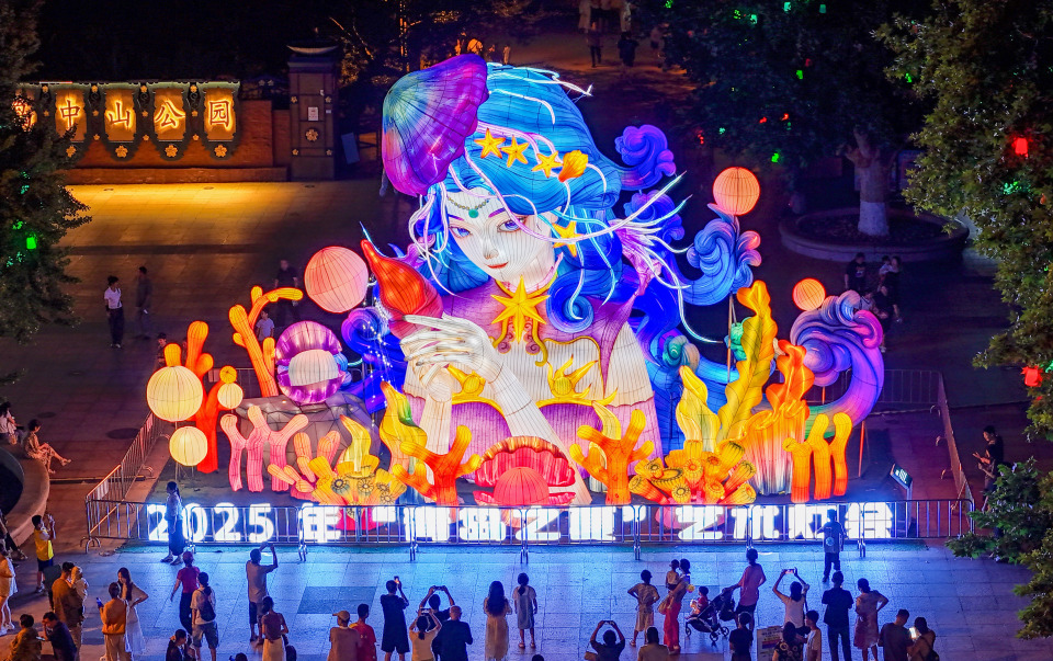 2025“青島之夏”藝術燈會開幕_fororder_7月18日，遊客在“海的女兒”燈組前拍照打卡。（張進剛  攝）電話13854260100.JPG