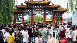 五一假日，濟南大明湖遊客如潮