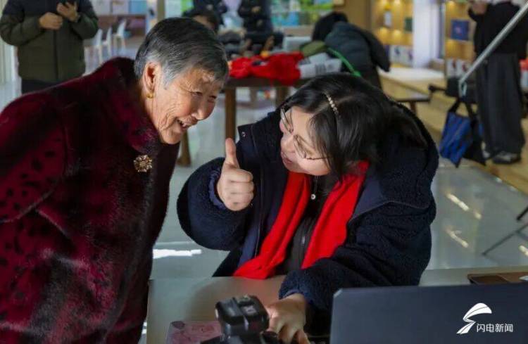 定格團圓瞬間 日照東港攝影師進村為村民拍全家福