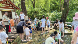 趵突泉暑期變身“清涼樂園” 親子戲水享泉城夏日