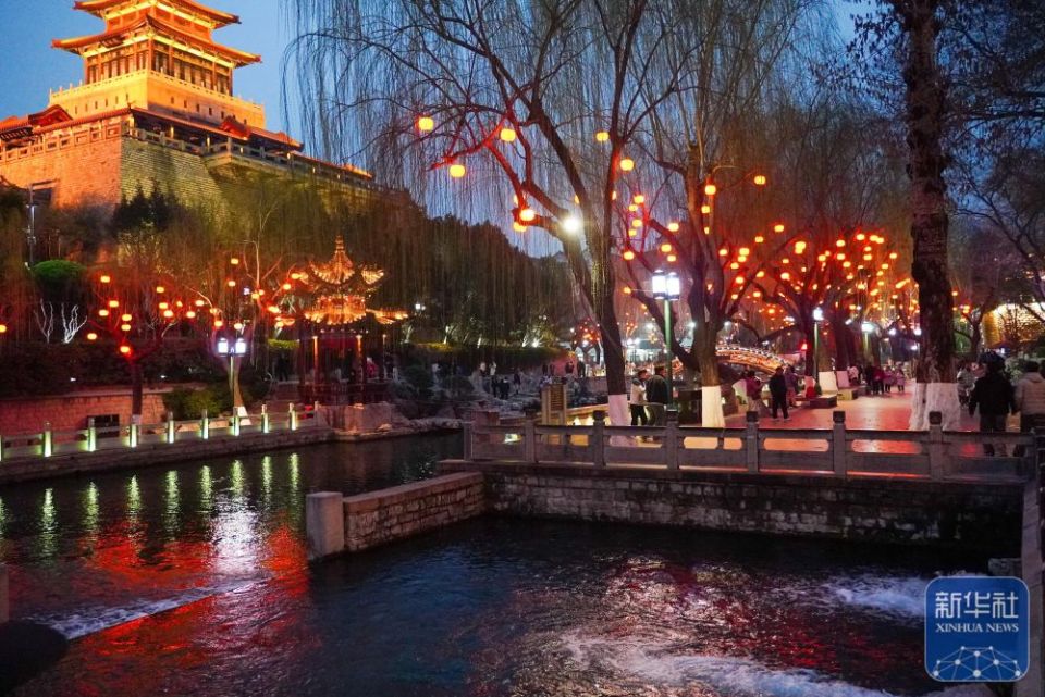 濟南:泉水映綵燈 璀璨迎元宵