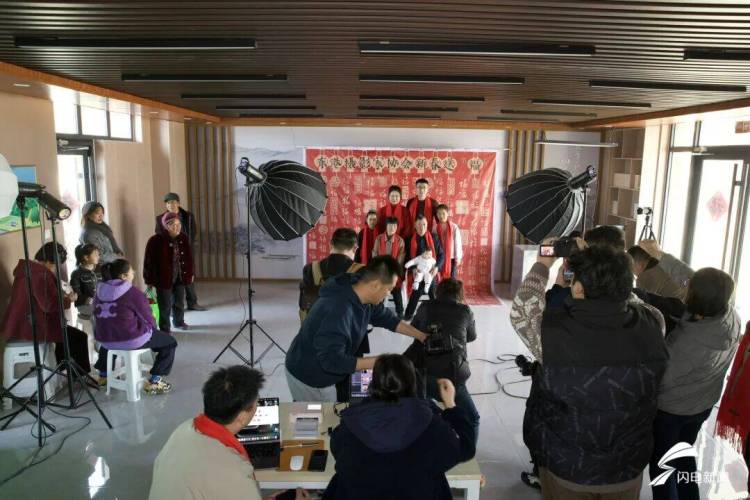 定格團圓瞬間 日照東港攝影師進村為村民拍全家福