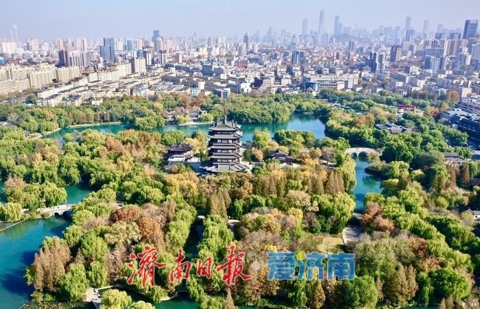 晴空萬里映碧波 大明湖景美如畫