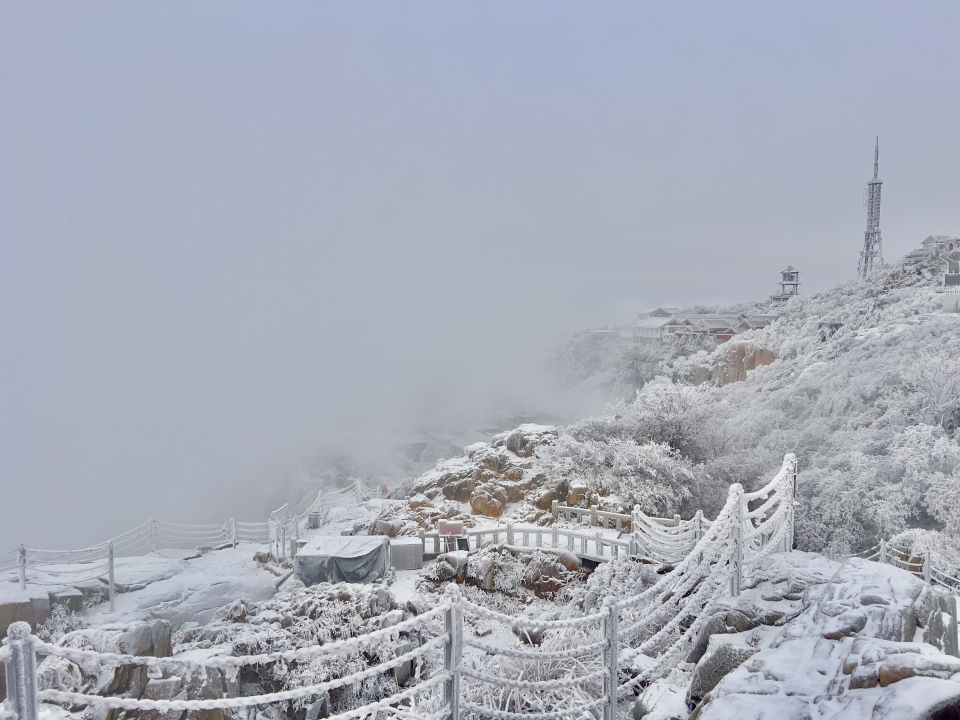 山東泰安：雪後泰山披銀裝 鏟冰除雪保暢通