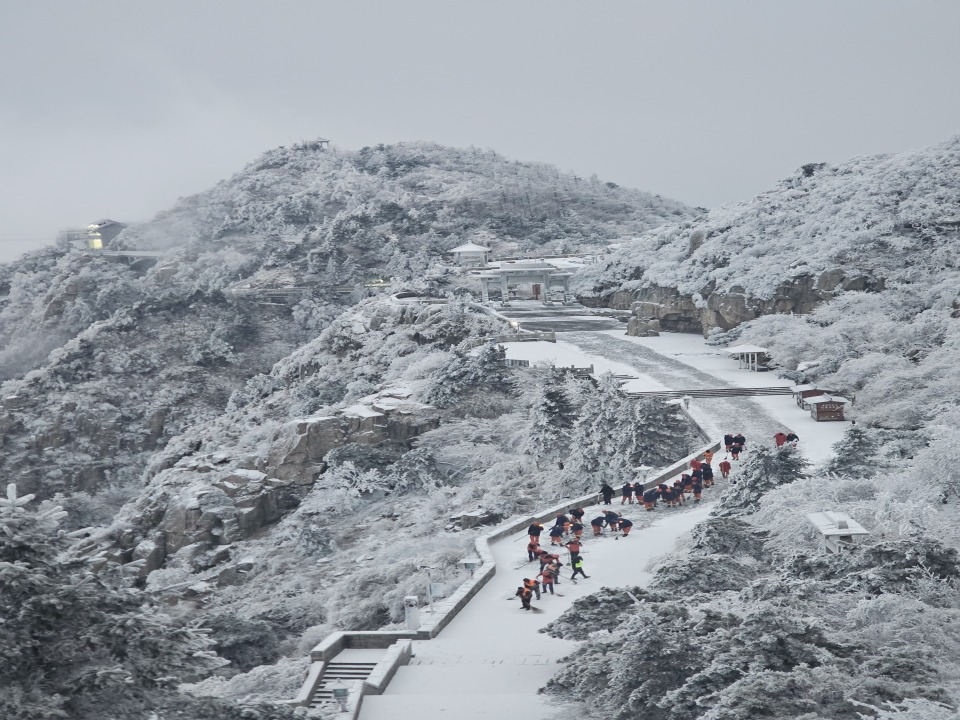 山東泰安：雪後泰山披銀裝 鏟冰除雪保暢通