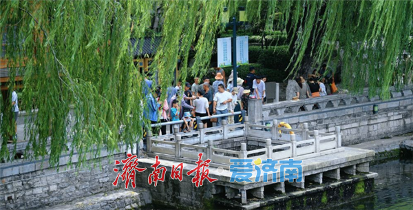 “三伏天”來了 入伏首日遊客濟南泉畔納涼
