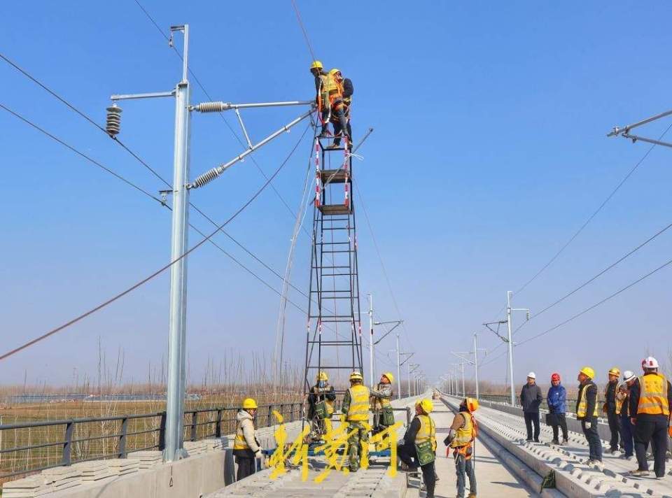 濟濱高鐵全線首條接觸網承力索成功架設_fororder_【濟濱高鐵】3