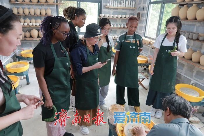 走讀山東·感知濟南 | 指尖上的陶藝之旅：留學生感知從拉坯到釉彩的跨文化對話