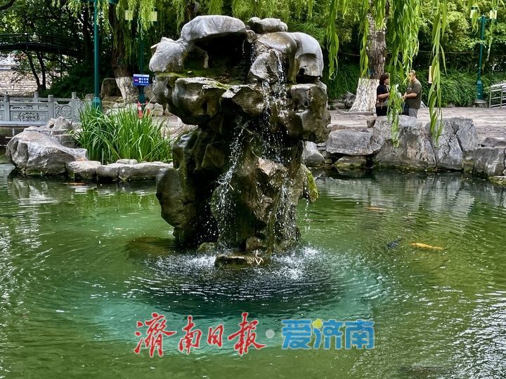 濟南五龍潭月牙泉呈現“月牙飛瀑”景觀 吸引市民遊客打卡