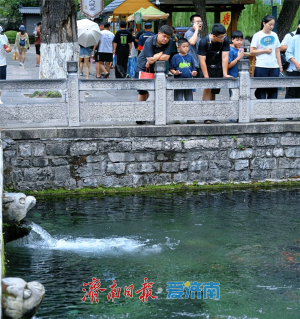 “三伏天”來了 入伏首日遊客濟南泉畔納涼