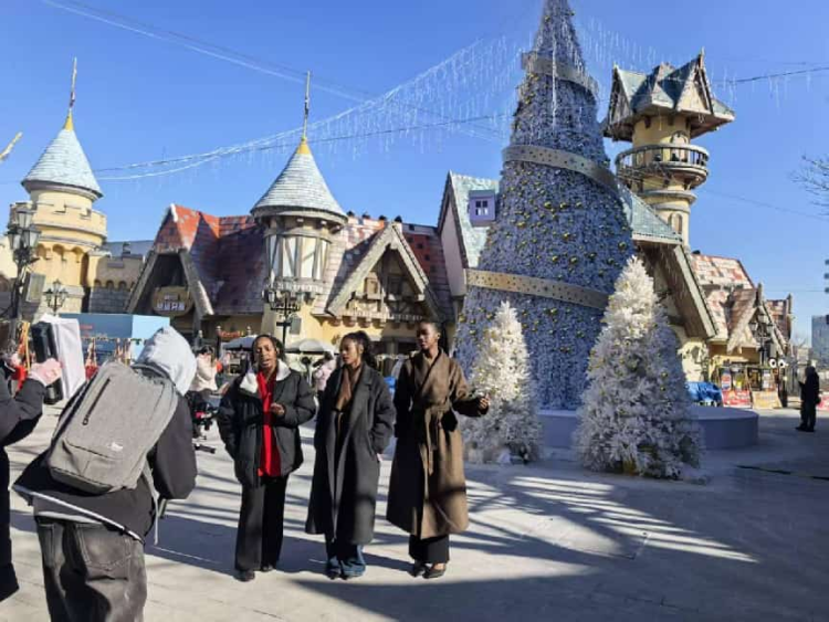 百萬粉絲博主 “盧旺達青年團” 打卡濟南融創樂園 解鎖冬日浪漫新體驗_fororder_【融創】1