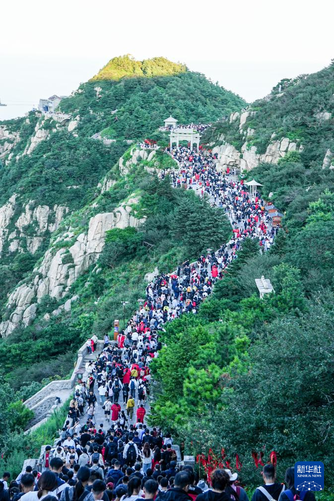 山東泰安：暑期泰山遊客旺_fororder_W3