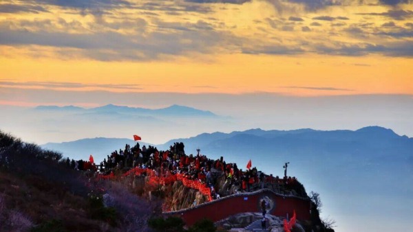 冬日泰山雲海伴日出 不愧是杜甫筆下的浩渺仙境