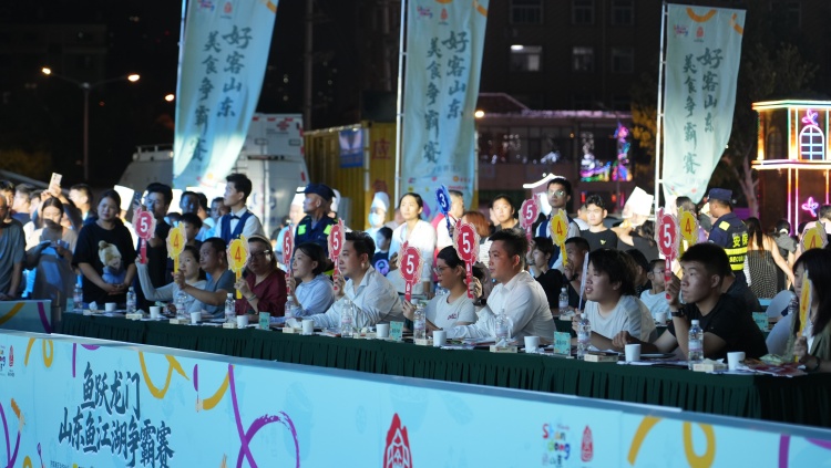 “好客山東·美食爭霸賽”揭幕戰——“魚”躍龍門·山東魚江湖爭霸賽火熱開賽_fororder_評委進行現場打分.JPG