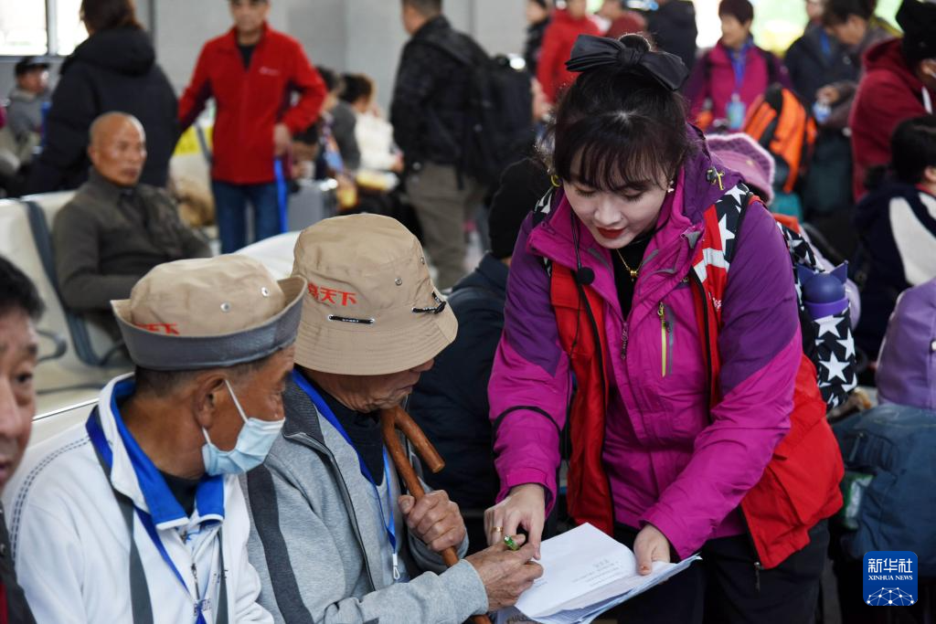 青島：“銀發旅遊專列”開啟賞花踏青之旅