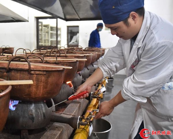 百口紫銅鍋開爐熬膏 拉開上海市民冬季養生序幕