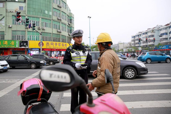 上海一交警貼單前鳴警笛提醒獲好評