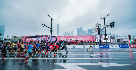 奔跑的上海停不下來 上海國際馬拉松賽點燃城市熱情