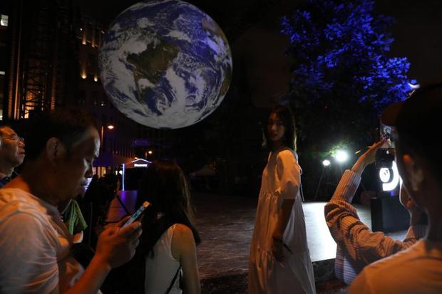 外灘源出現巨大的懸浮“地球”？這個夏天 上海“神仙展”扎堆