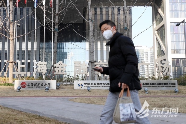 【金融理財】A股兔年開門紅 有投資者跑到上交所摸牛腳“蹭牛氣”