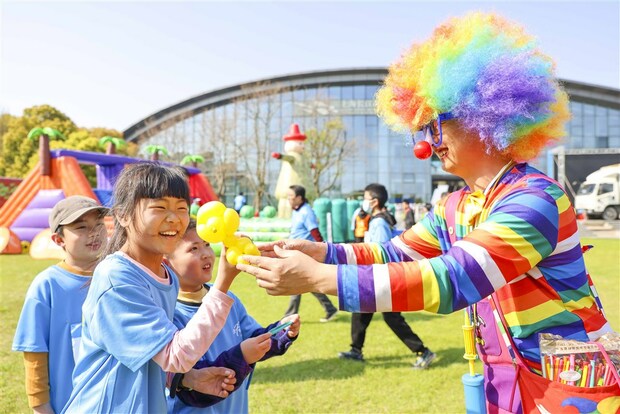 【區縣新聞】用腳步丈量春天 上海寶山濱江親子健康跑活動舉行