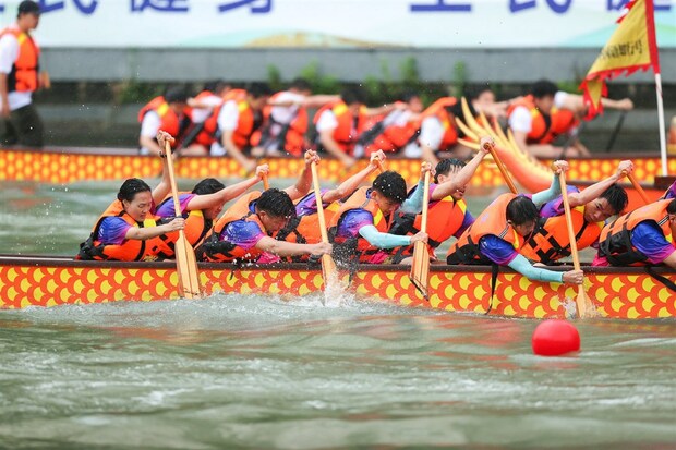 【聚焦上海-焦點圖】2023普陀龍舟賽打響 上海半馬蘇河奏響“雨中交響樂”