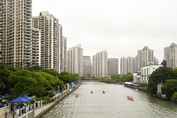 【聚焦上海-焦點圖】2023普陀龍舟賽打響 上海半馬蘇河奏響“雨中交響樂”