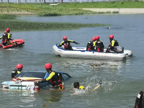 上海消防“新神器”亮相 首次引進水陸兩用衝鋒舟大幅提升水域救援能力