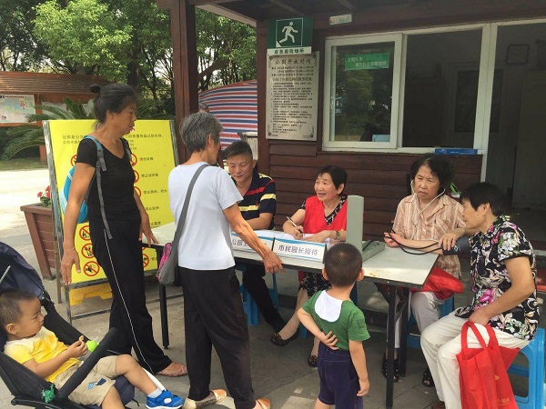 沒有報酬卻越幹越起勁 申城公園來了133名市民園長