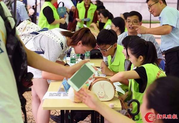 “00後”新生上海健康醫學院“刷臉”報到