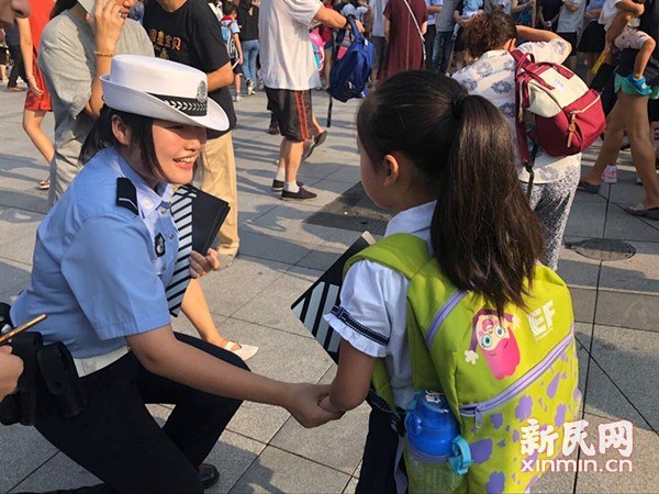 開學首日3500余名交警和輔警“綠色護校” 對校園周邊違法行為開展整治