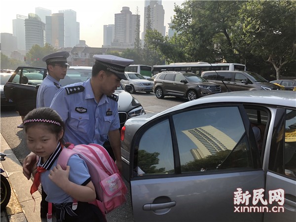 開學首日3500余名交警和輔警“綠色護校” 對校園周邊違法行為開展整治