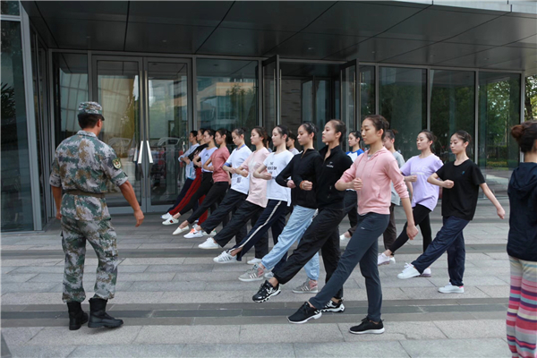 上芭演員苦練軍姿 踏上紅色之旅 只為淬煉“閃閃的紅星”