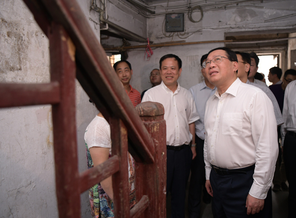 李強：加大力度加快改善基本居住條件