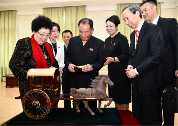 中國國際文化傳播中心向朝鮮贈送藝術珍品