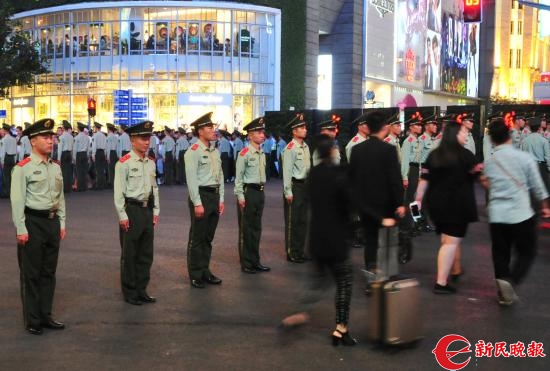 用身體“築墻”護遊客安全 南京路 豫園執勤武警收穫“愛的點讚”