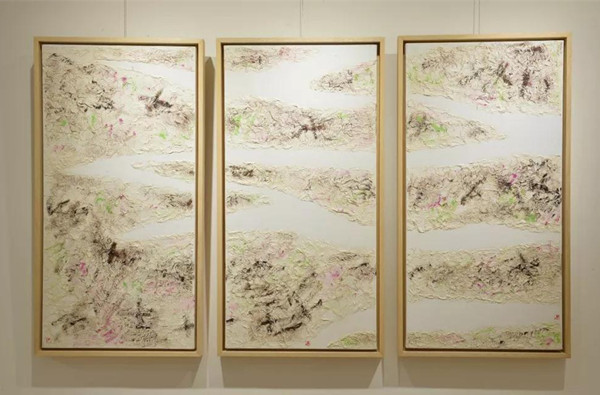 【上海】【文化】墨彩幻化處 紙張皺褶間——“藝術藍海”周南作品展在滬亮相