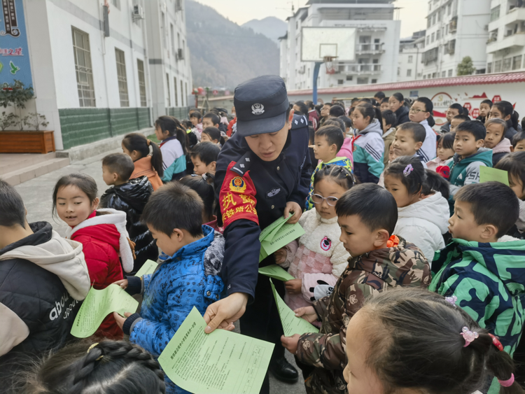 西安鐵路公安局西安公安處：實招築防線 嚴防護坦途