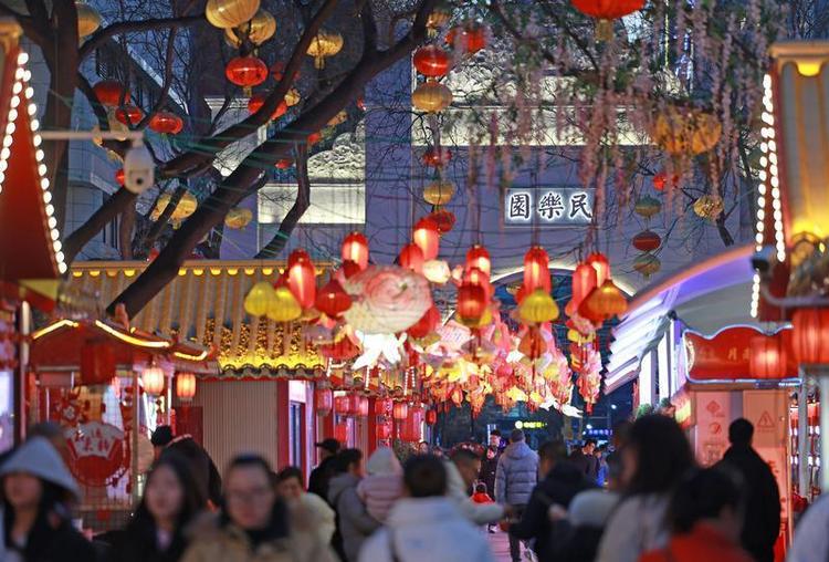 步行街夜晚年味濃