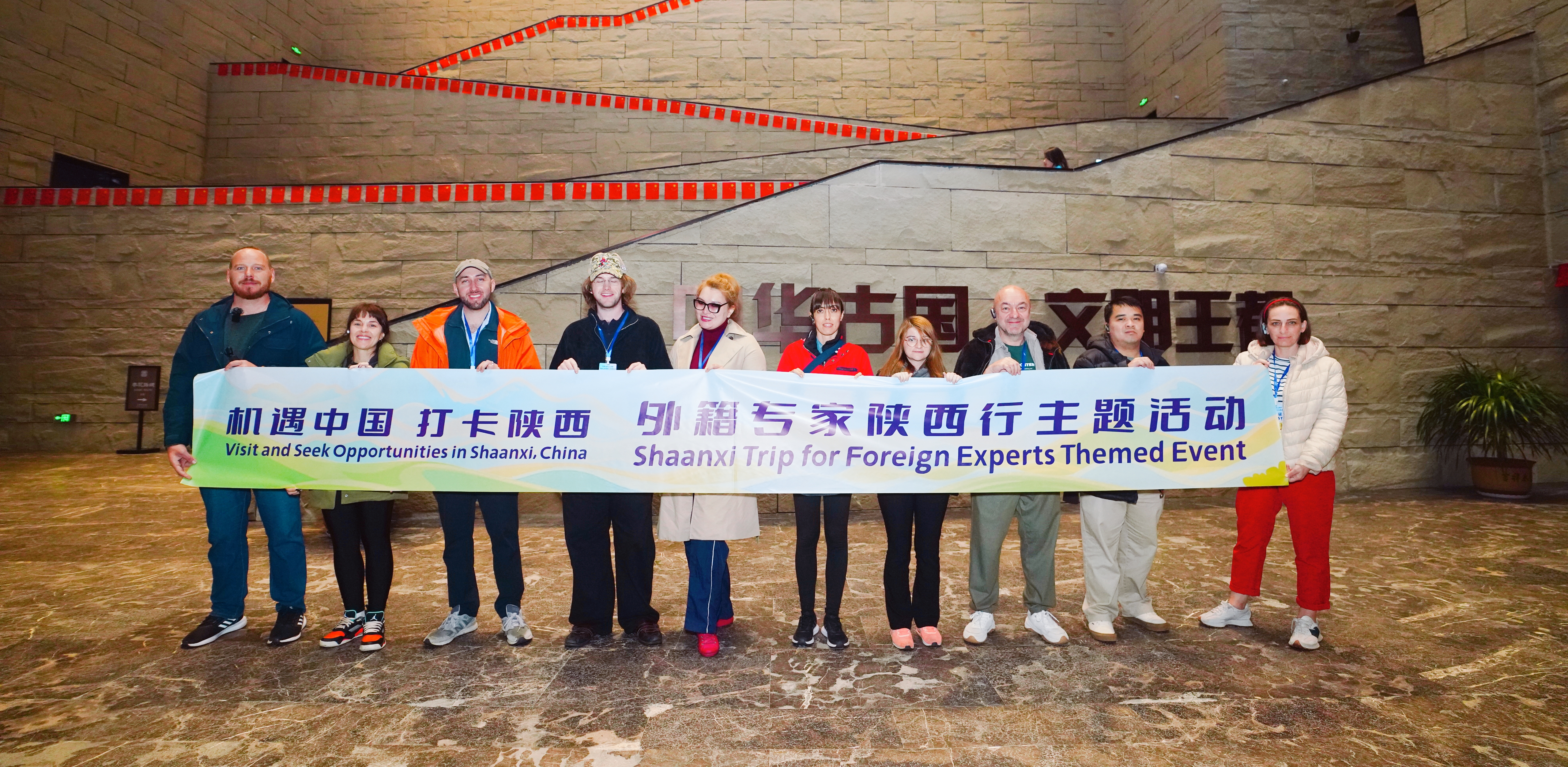 Foreign Experts from Ten Countries Visit Shimao Ruins in Shenmu to Experience Chinese Civilization_fororder_圖片1