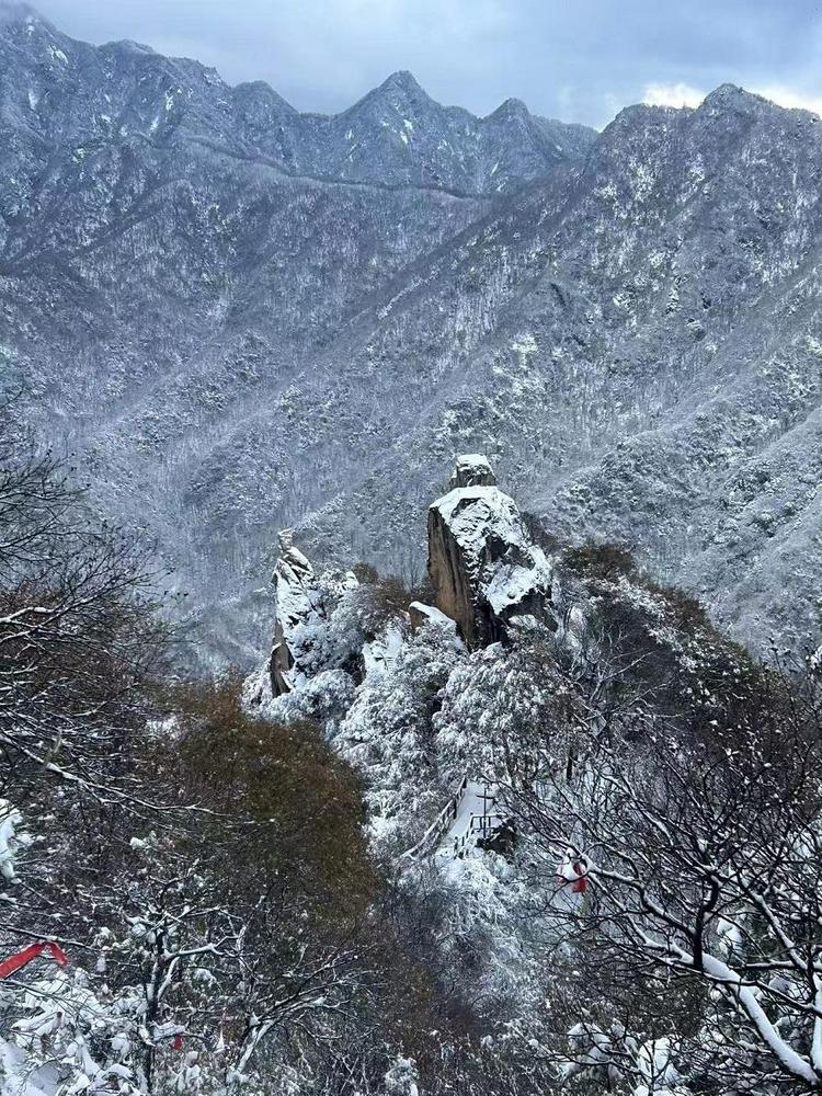 群峰披銀裝 景色若畫卷